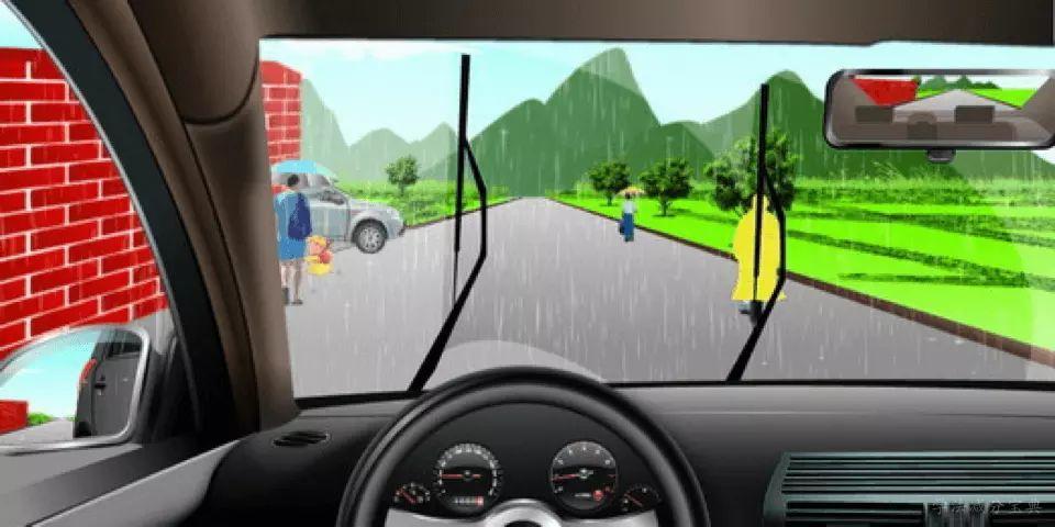 如图所示，你驾车在雨天行驶遇到这种情形时，应注意什么？-学法减分拍照搜题