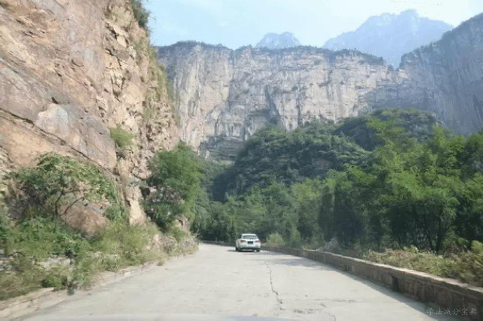 如图所示，驾驶机动车在这样的山区道路跟车行驶时，由于视线受阻，应预防前车突发情况和对向来车，适当减速加大跟车距离保证安全。-学法减分拍照搜题