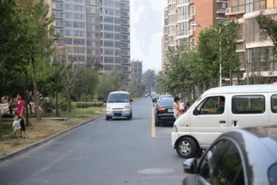如图所示，驾驶机动车遇到这种情况时，应减速或停车，待前方车辆通过后再通行。-学法减分拍照搜题