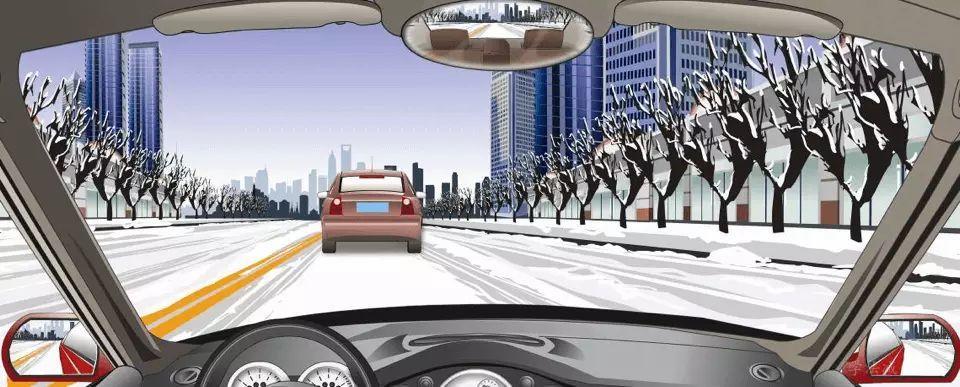 在这种冰雪路面怎样跟车行驶？-学法减分拍照搜题