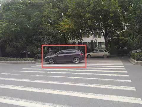 图中深色车辆在该地点临时停车是可以的。-学法减分拍照搜题