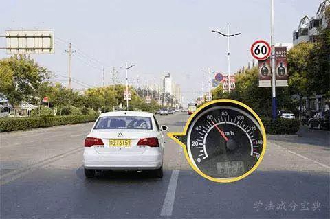 图中左侧白色轿车，在这种情况下为了保证安全，应适当降低车速。-学法减分拍照搜题