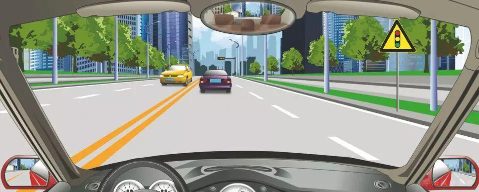 右侧标志警告前方路段设有信号灯。-学法减分拍照搜题