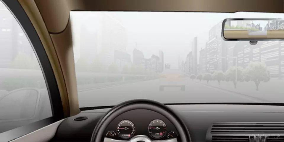 如图所示，雾天驾驶机动车行驶，旁边车道无车时，可变更车道，快速超越前车。-学法减分拍照搜题