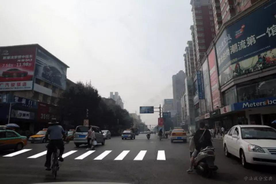 如图所示，驾驶机动车驶近这样的人行横道时，驾驶人应注意的是什么？-学法减分拍照搜题