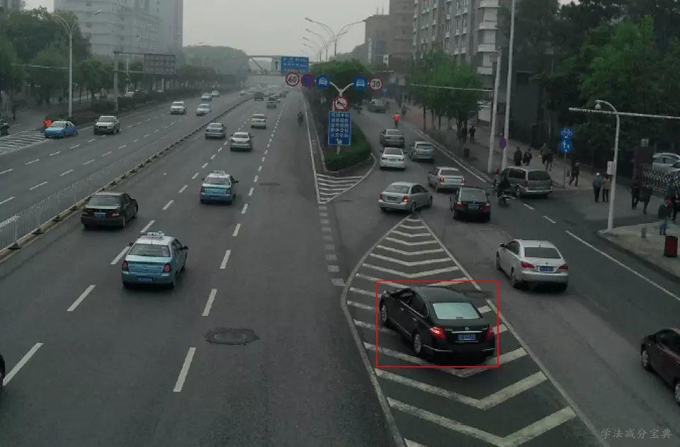 图中红框内行驶车辆存在交通违法行为。-学法减分拍照搜题