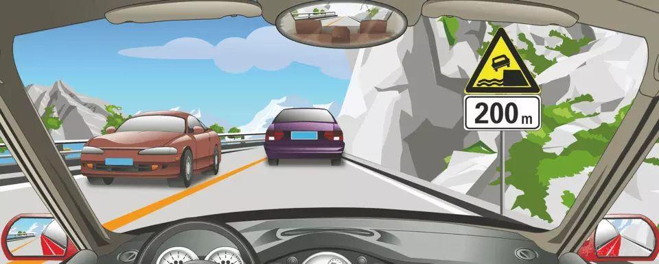 右侧这个标志提醒注意前方200米是堤坝道路。-学法减分拍照搜题