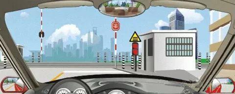 驶近一个图中所示的铁路道口时，只要看到栏杆还没放下来，就可以加速通过道口。-学法减分拍照搜题