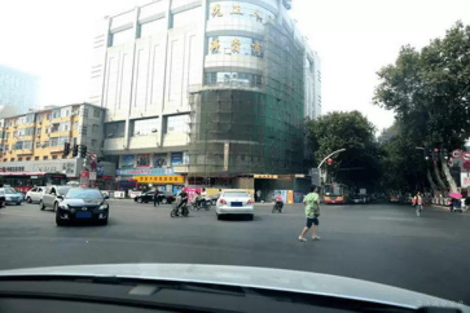 如图所示，驾驶机动车通过这样的路口时，应注意行人、非机动车，提前减速随时准备停车避让。-学法减分拍照搜题