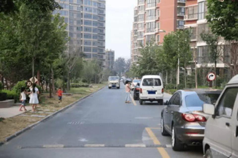 如图所示，驾驶机动车遇到这种情况时，驾驶人应注意的是什么？-学法减分拍照搜题
