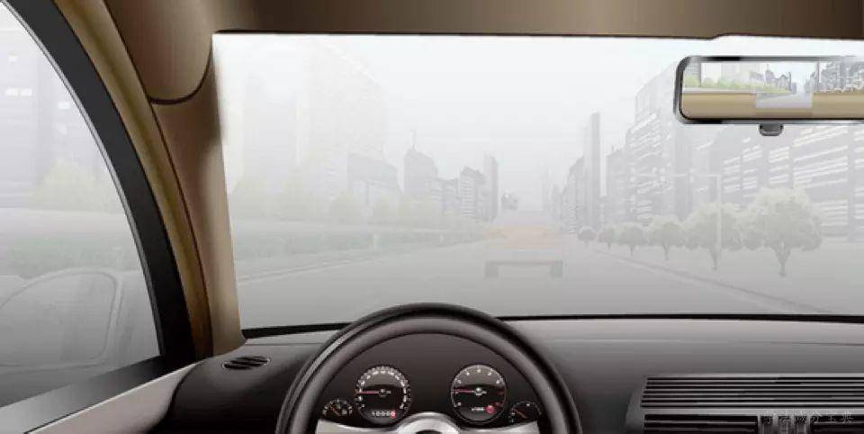 如图所示，雾天驾驶机动车行驶，旁边车道无车时，可变更车道，快速超越前车。-学法减分拍照搜题