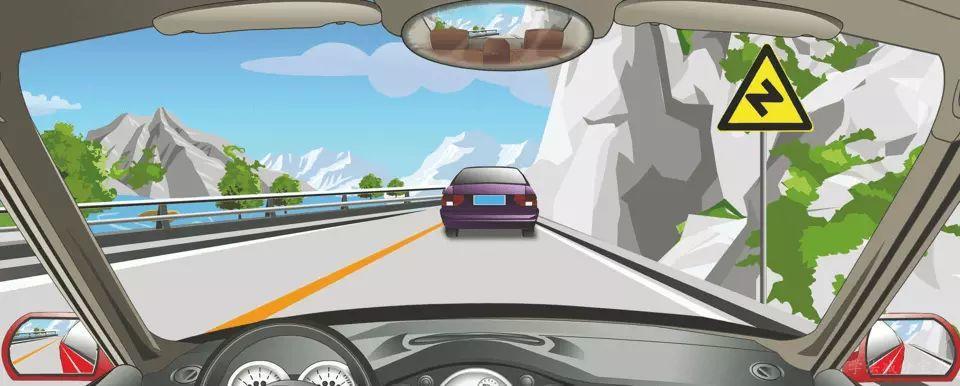 右侧标志警示前方道路有连续三个或三个以上的弯路。-学法减分拍照搜题