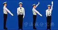 图中警察手势为左转弯待转信号。-学法减分拍照搜题