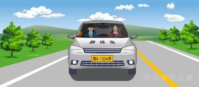 允许自学直考人员使用图中教练车，在“学车专用标识签注指导人员”随车指导下学习驾驶。-学法减分拍照搜题
