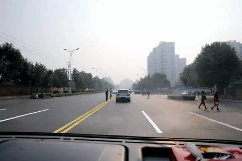 如图所示，驾驶机动车遇到这种情况时，驾驶人应注意的是什么？-学法减分拍照搜题