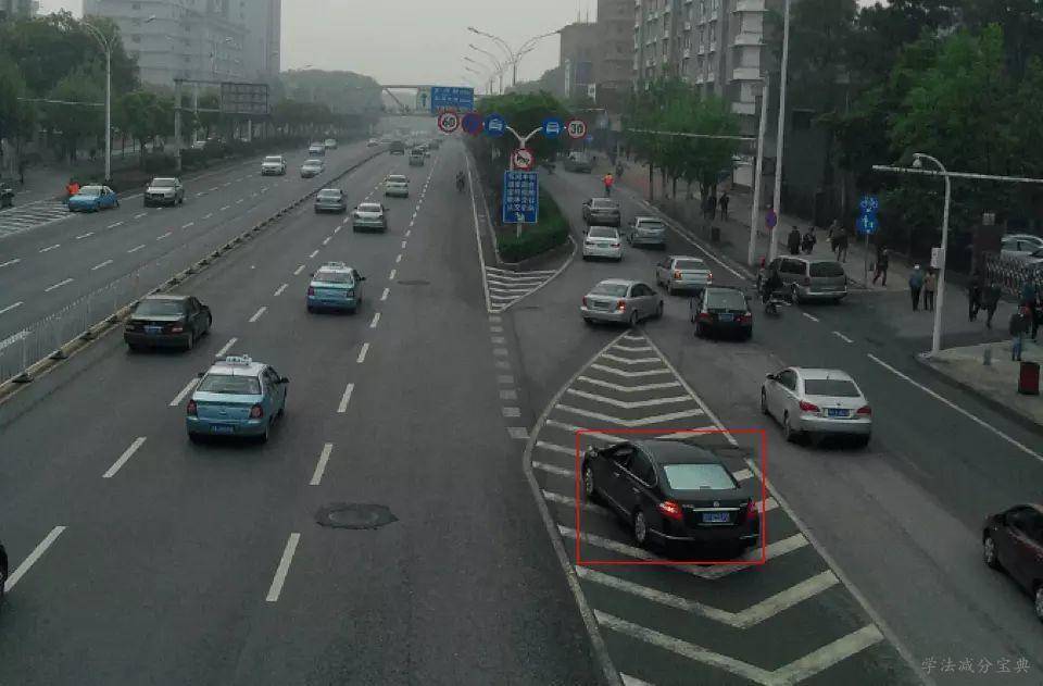 图中红框内行驶车辆存在交通违法行为。-学法减分拍照搜题