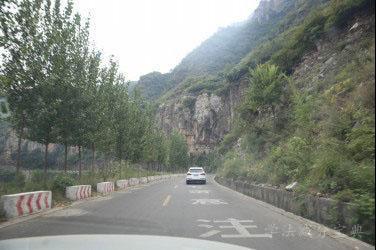如图所示，驾驶机动车在这种落石多发的山区道路行驶，以下说法正确的是什么？-学法减分拍照搜题
