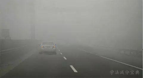 在高速公路上开车遇到图中所示的情况时，以下操作不正确的是什么？-学法减分拍照搜题