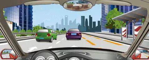 在城市道路上，遇到图中情况需要超车时，只要专用车道上没有公交车通过，就可以开启右转向灯，借公交车道行驶。-学法减分拍照搜题