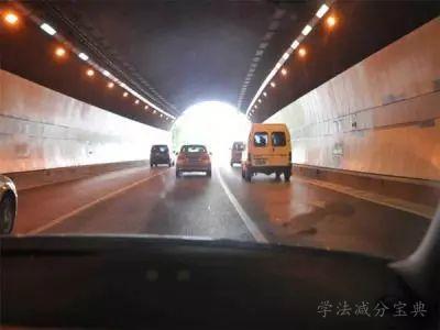 当驾驶人驶出隧道时，出现下图所示的“明适应”现象时，以下做法正确的是什么？-学法减分拍照搜题